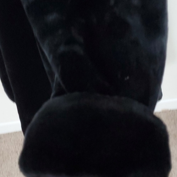 🥳POSH PICK 🔥EXQUISITE HIGH END BLACK FAUX COAT - Picture 3 of 4